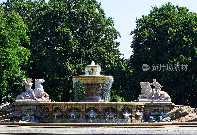 中午在巴伐利亚和慕尼黑。在马克西米利安广场的Wittelsbacher Brunnen。